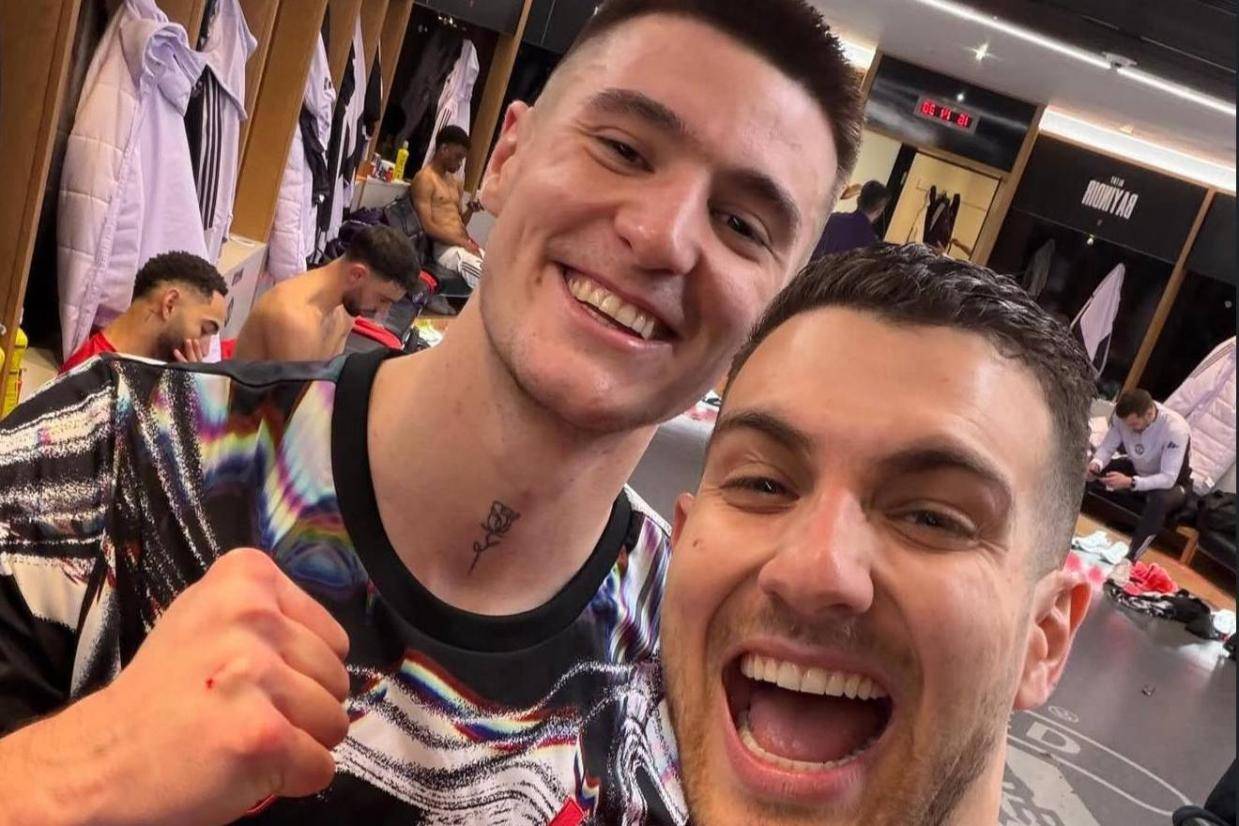 曼联全队起立鼓掌致敬谢什科！绝杀后举动揭示爆发原因，天道酬勤